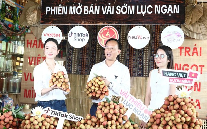 Ông Phạm Văn Thịnh trực tiếp quảng bá nông sản cùng Chu Thanh Huyền.