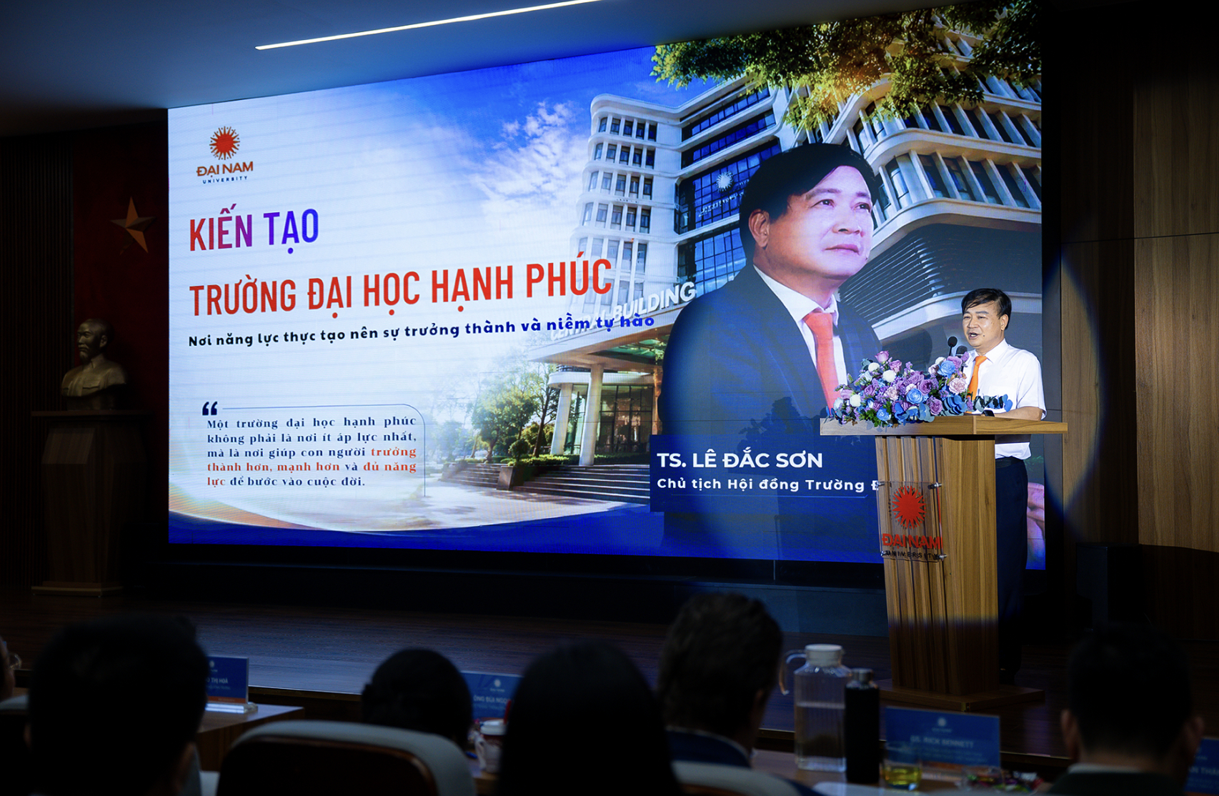 Tiến sĩ Lê Đắc Sơn, Chủ tịch Hội đồng Trường Đại học Đại Nam, phát biểu tham luận tại hội thảo