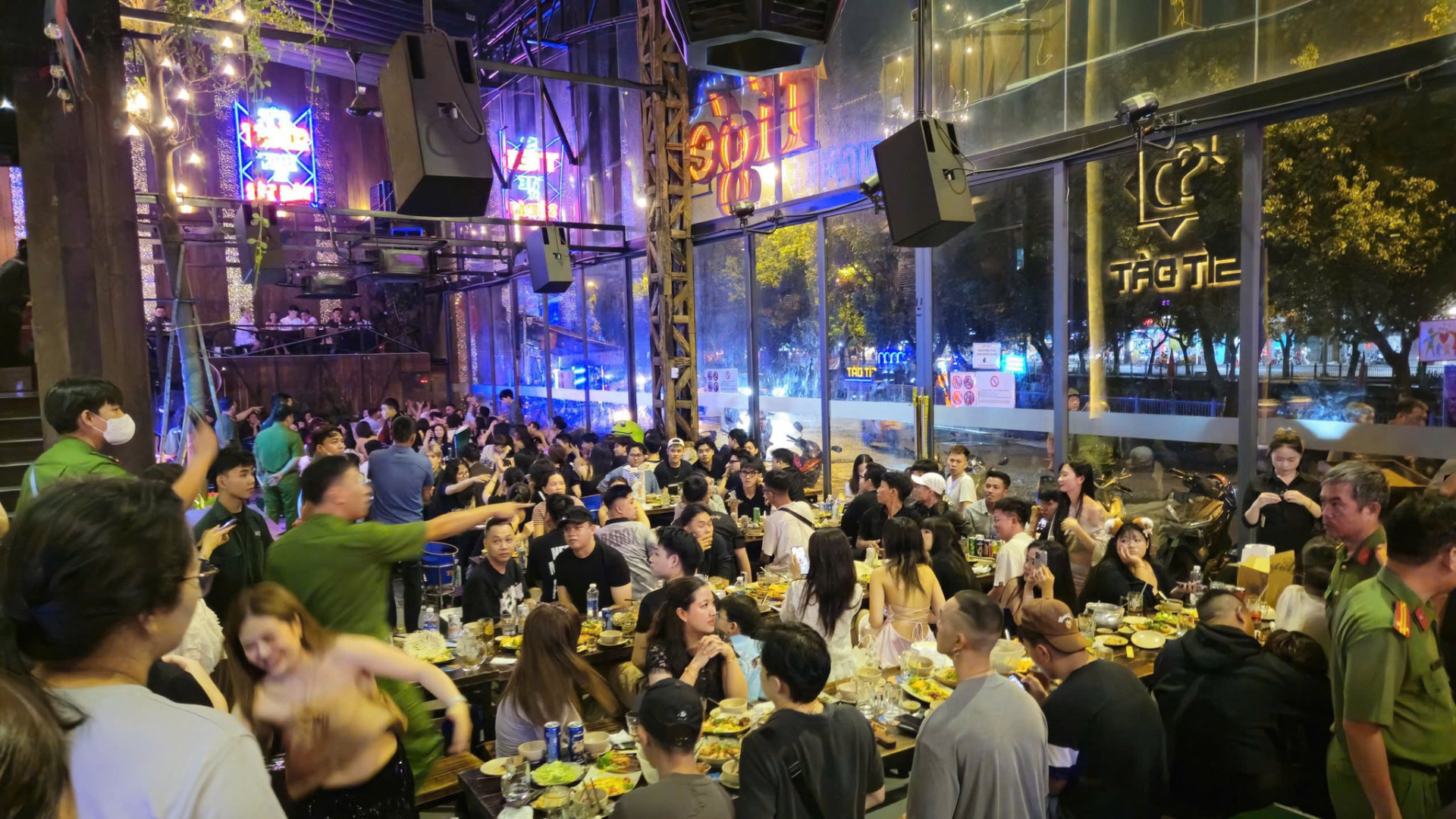Lực lượng công an kiểm tra đột xuất cơ sở hoạt động kinh doanh loại hình beer clup Công ty TNHH dịch vụ Đức Duy Food