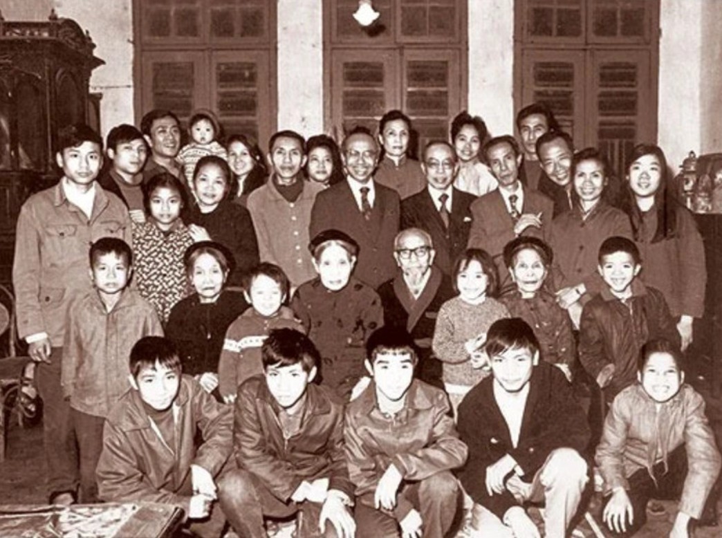 Gia đình cụ Phạm Chân Hưng chụp ảnh kỷ niệm vào năm 1976 tại ngôi nhà 86 Hàng Bạc - Ảnh: NVCC