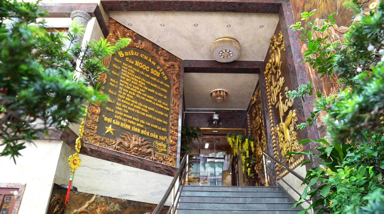 Danh ca Ngọc Sơn ăn chay, sống cô đơn trong biệt thự dát vàng Thiên niên kỷ, thuê cả đoàn vệ sĩ bảo vệ 1 chiếc xe