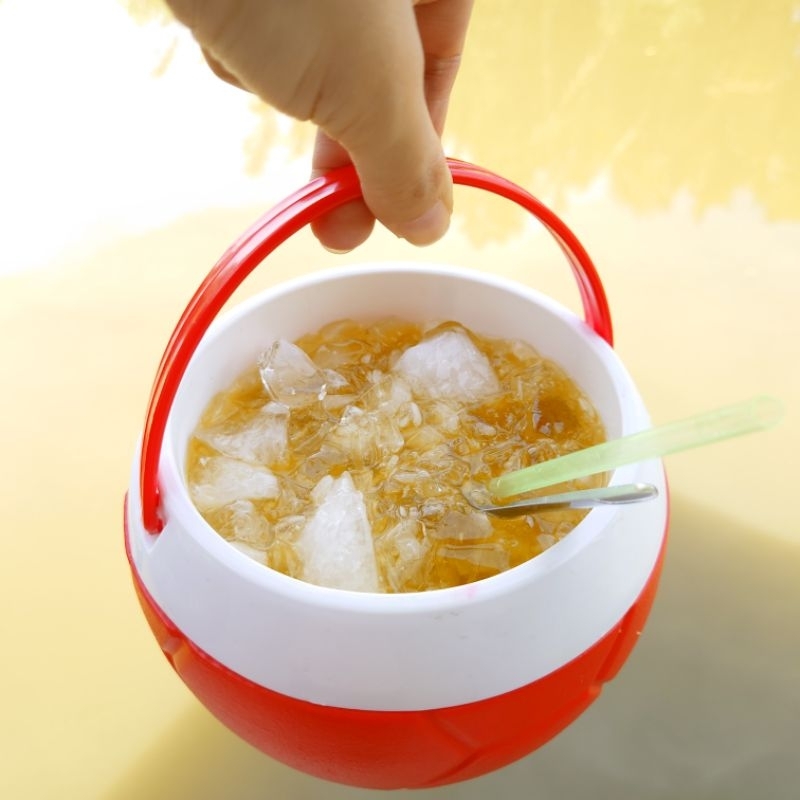 Người miền Tây hay pha trà đường trong các ly, phích giữ nhiệt lớn để uống cả ngày.