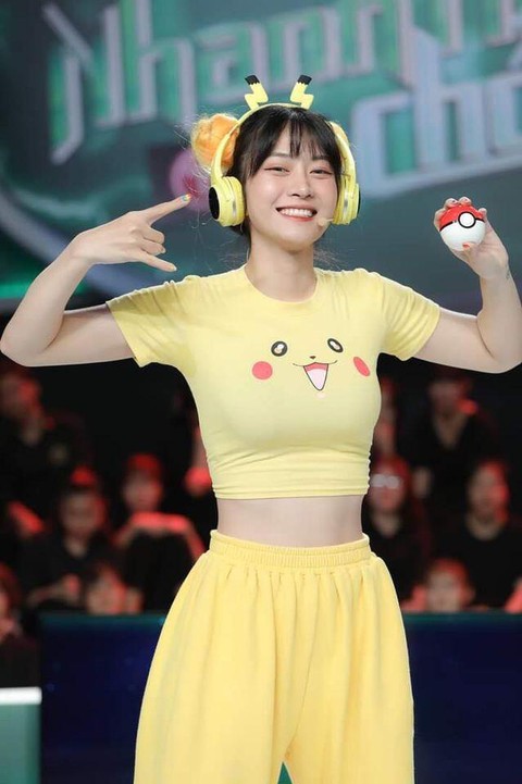 Lê Bống trong Nhanh Như Chớp với bộ Pikachu bó sát.