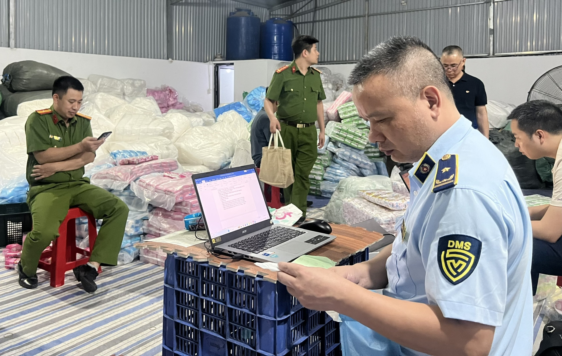 Lực lượng chức năng thu giữ số hàng tại xưởng sản xuất băng vệ sinh giả - Ảnh: Chi cục QLTT tỉnh Hưng Yên