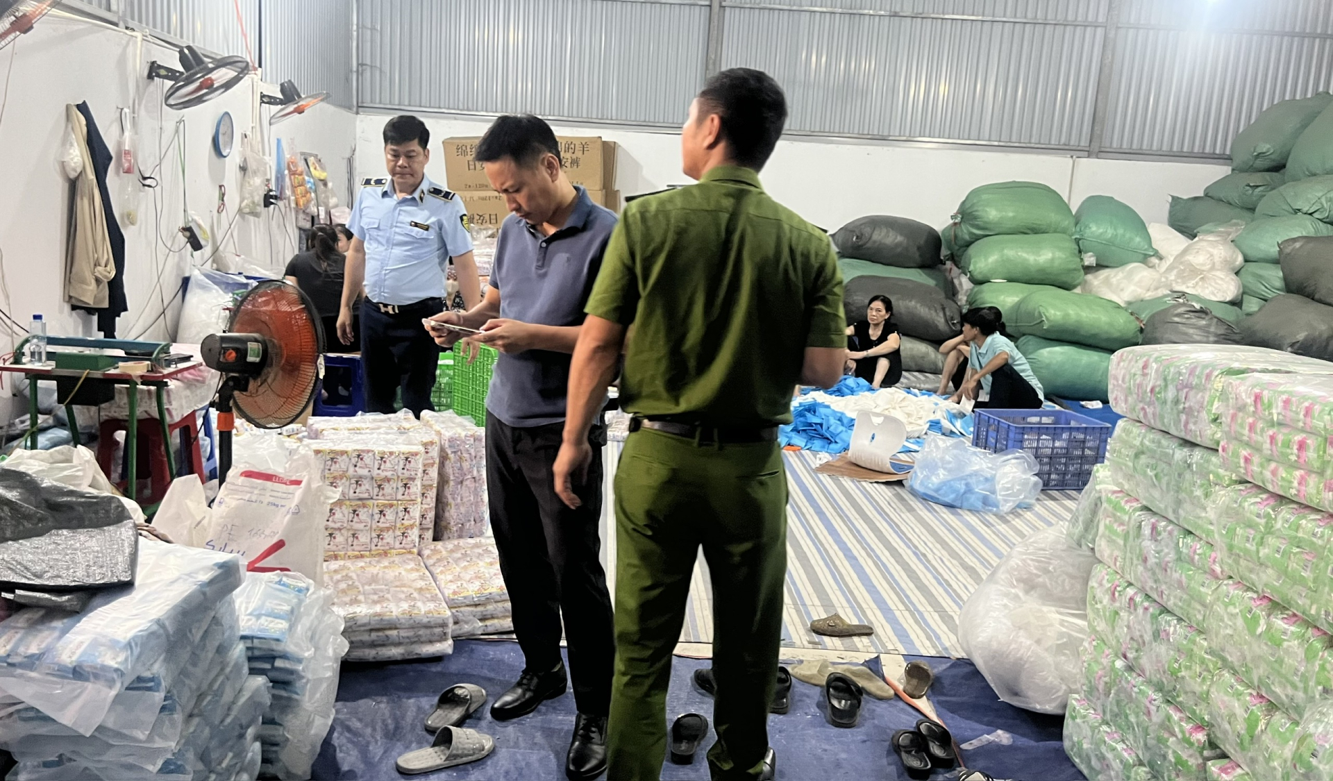 Triệt phá cơ sở sản xuất hơn 500.000 miếng băng vệ sinh giả mạo thương hiệu nổi tiếng