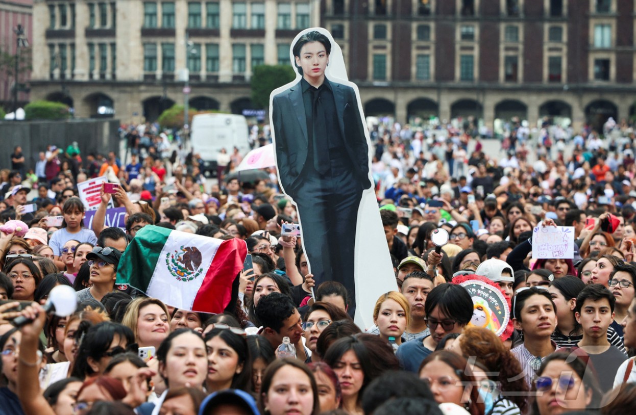 Người hâm mộ tập trung đông đảo tại quảng trường Zócalo trước phủ tổng thống Mexico vào ngày 6/5 vừa qua - Ảnh: News1