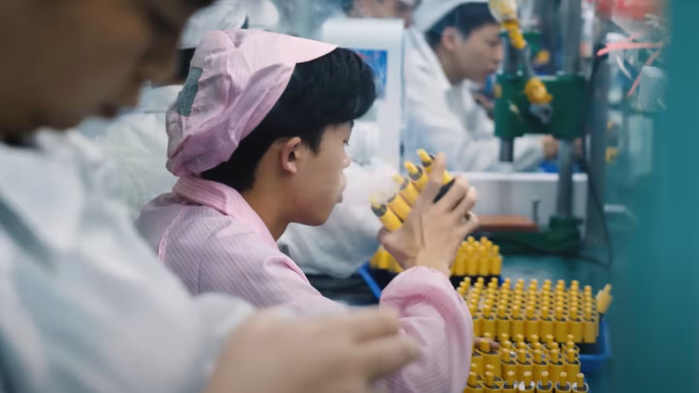 Nam công nhân tại xưởng sản xuất.
