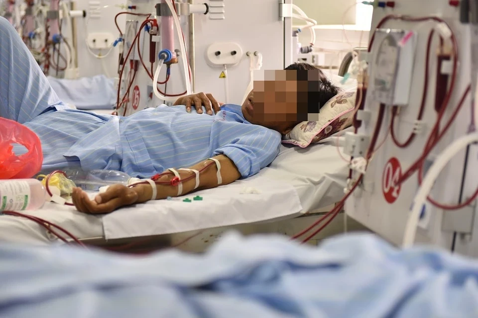 Một bệnh nhân bị suy thận mạn, phải lọc máu định kỳ mới có thể duy trì sự sống - Ảnh: Báo Quảng Ninh