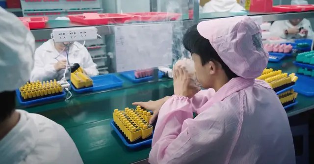 Một số thiết bị vẫn được kiểm tra thủ công bằng người thật.