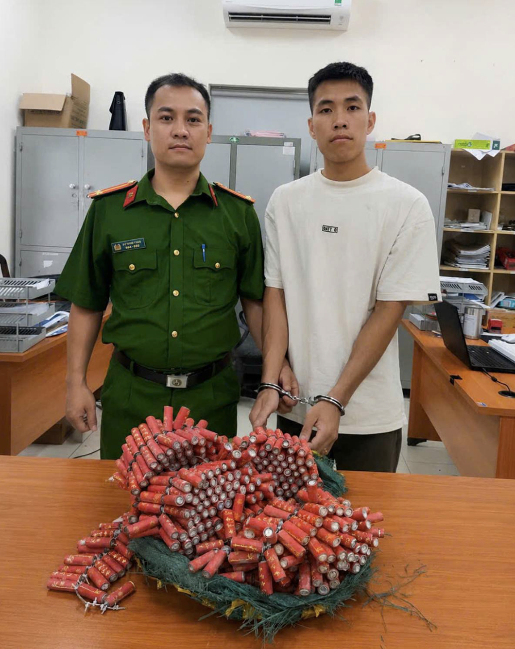 Đối tượng Nguyễn Văn Tiến cùng tang vật bị cơ quan chức năng thu giữ (Ảnh: CTTĐTCATPHN)