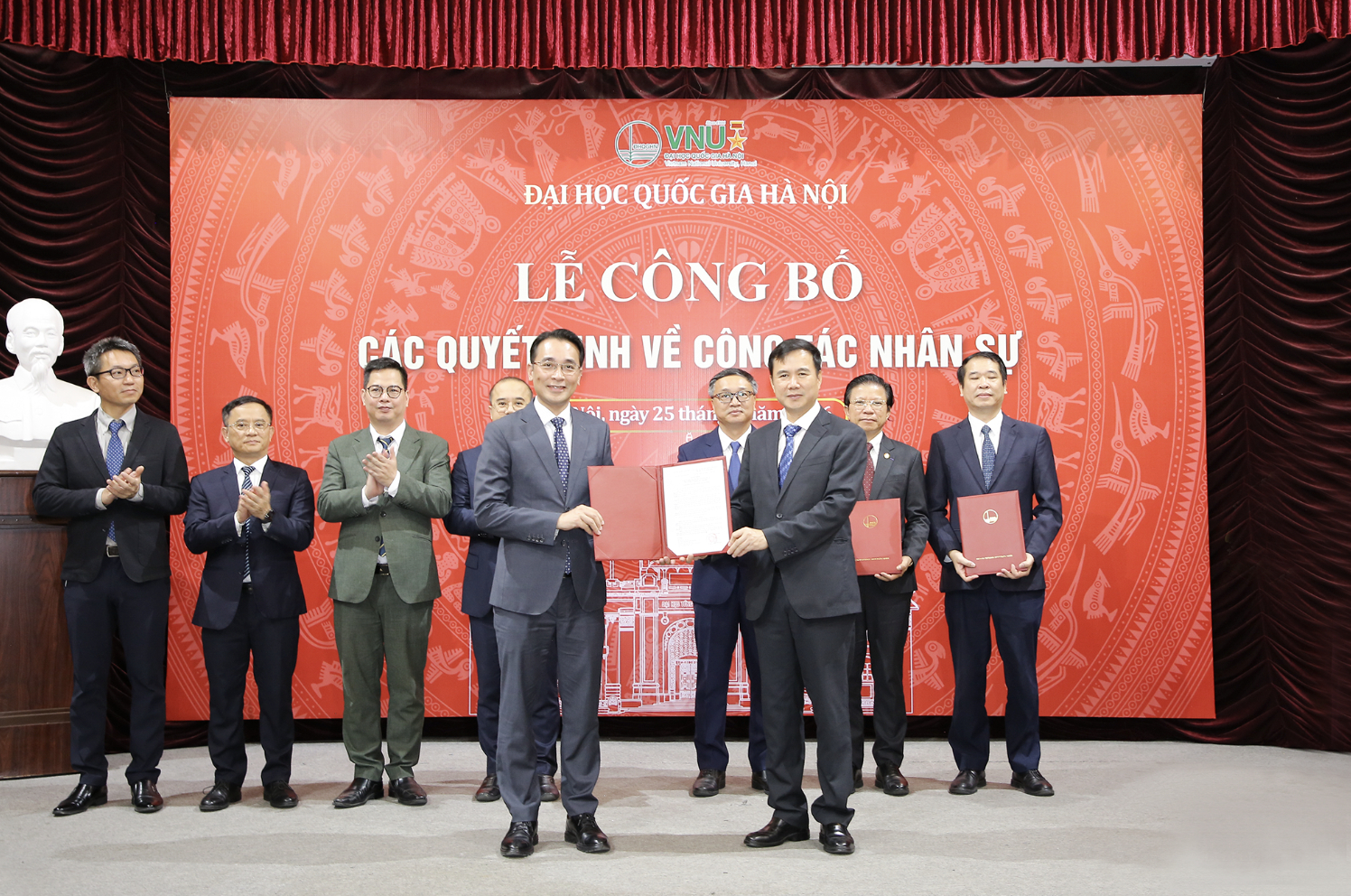 Giám đốc Đại học Quốc gia Hà Nội - Bùi Thế Duy trao quyết định bổ nhiệm GS.TS Chử Đức Trình giữ chức Hiệu trưởng Trường Đại học Công nghệ (Ảnh: UET-VNU)