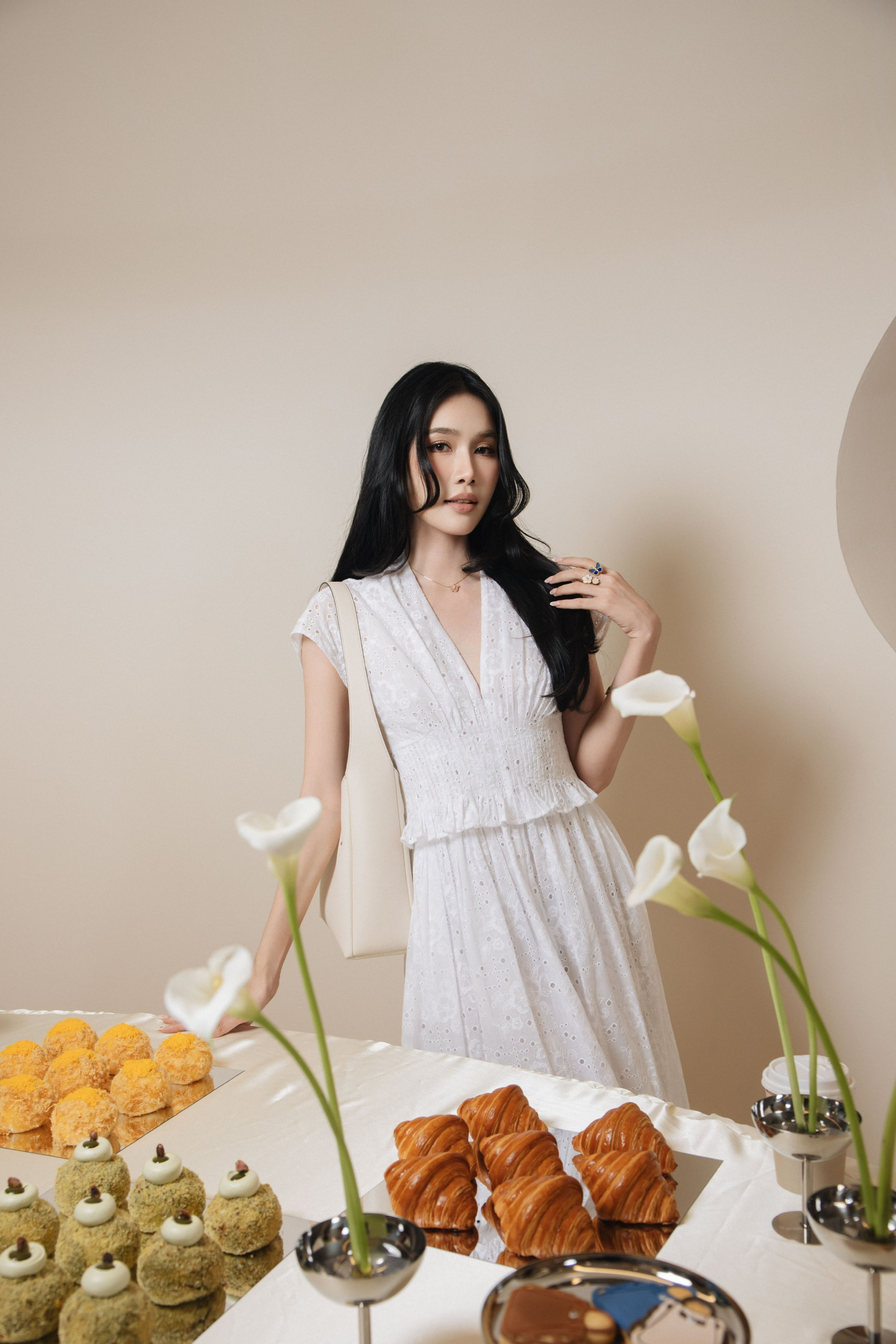 Á hậu Phương Anh trung thành với phong cách đơn giản, nữ tính. Ngoài nhan sắc rạng rỡ, cô khiến nhiều người ngưỡng mộ bởi thành tích học tập ấn tượng cùng hôn nhân viên mãn bên chồng doanh nhân