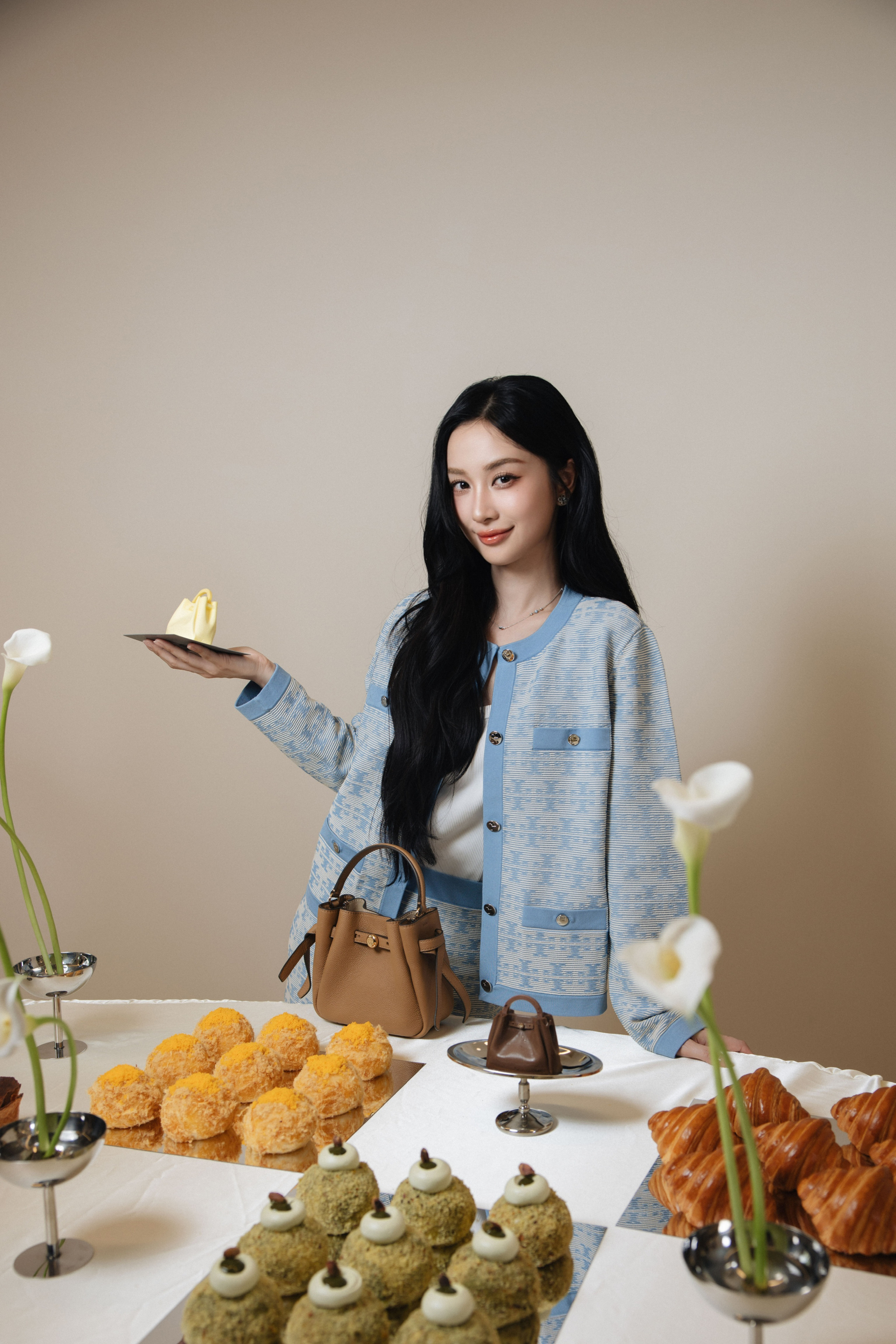 Jun Vũ ghi điểm bởi phong cách thời trang nữ tính. Cô phối áo cardigan cùng chân váy cùng tông, giúp tôn lên nhan sắc trẻ trung ở tuổi 31. Để tổng thể thêm ấn tượng, sao nữ 9X chọn phối cùng chiếc túi bucket - điểm nhấn giúp mang lại cảm giác vừa cổ điển, vừa hiện đại