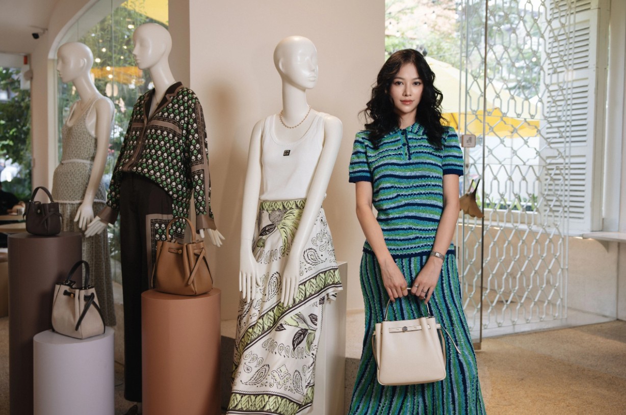 Xuất hiện với vẻ đẹp năng động nhưng vẫn chỉn chu, Phương Khánh lựa chọn set áo polo cotton và chân váy kẻ sọc, thể hiện tinh thần sporty-preppy đặc trưng của mùa hè năm nay. Người đẹp quê Vĩnh Long có cuộc sống kín tiếng thời gian qua
