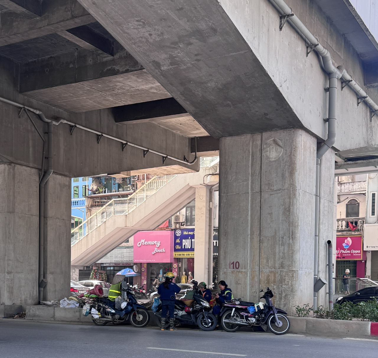 Những bộ đồng phục đã sẫm màu vì nắng nóng và mồ hôi, nhưng nhịp làm việc gần như không ngừng nghỉ