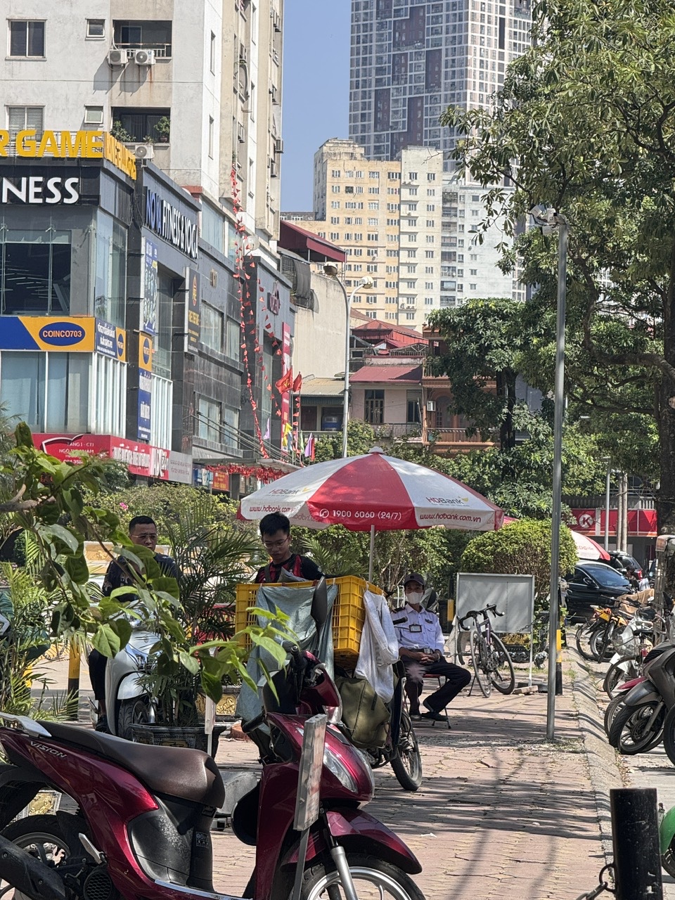 Dù giữa trưa nắng nóng gay gắt, nhiều người dân vẫn tất bật mưu sinh trên những tuyến đường, tuyến phố bỏng rát của Thủ đô