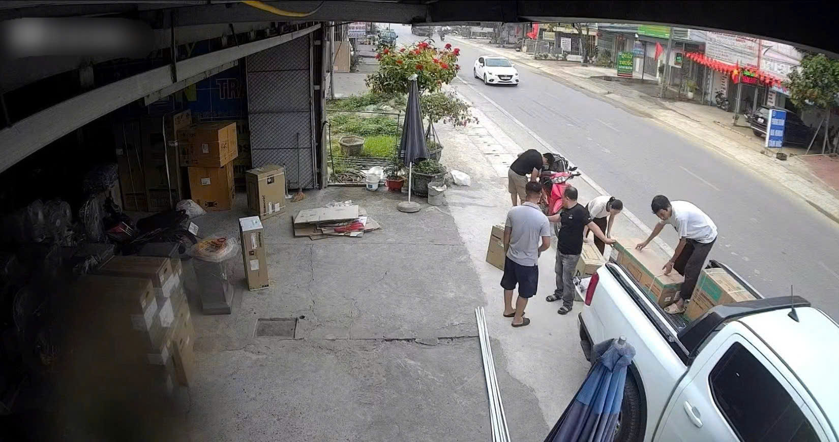 Những chiếc xe hàng được chở liên tục, từ sáng đến tối để phục vụ nhu cầu của người dân (Ảnh: CHCC)