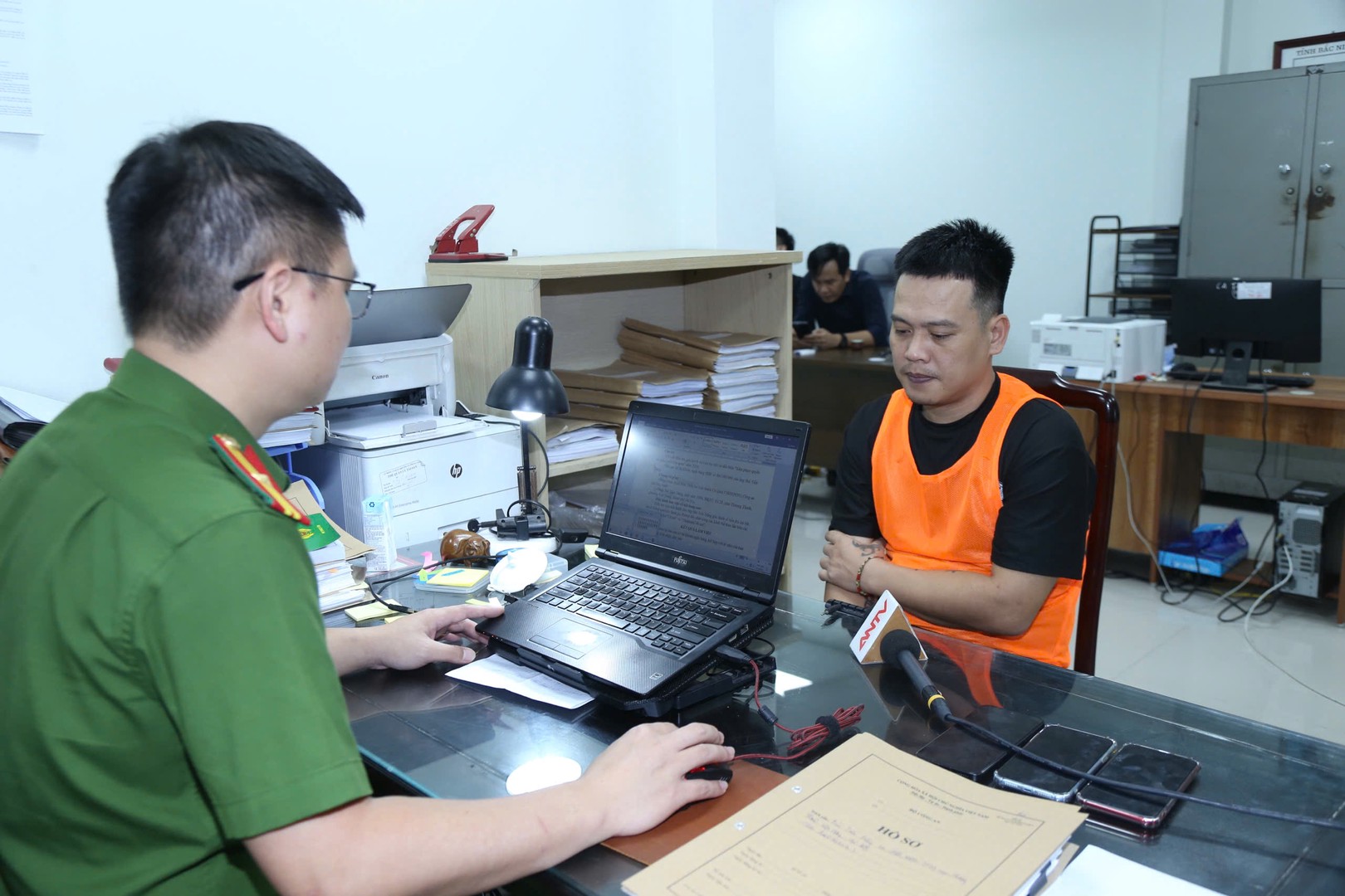 Lực lượng công an lấy lời khai đối tượng trong đường dây. Ảnh: Bộ Công an.