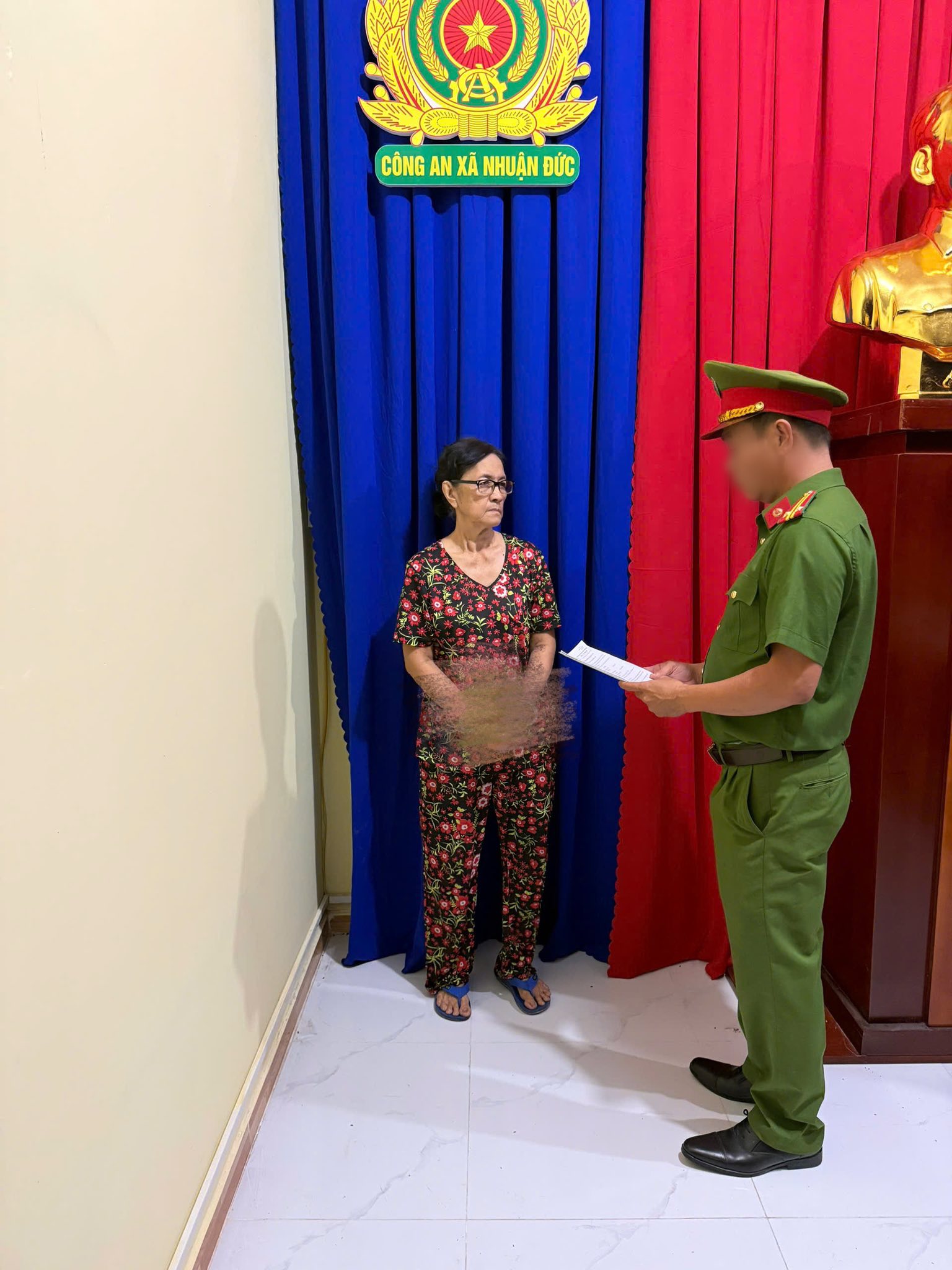 Cụ bà Nguyễn Thị Ngọc tại cơ quan điều tra (Ảnh: Công an xã Nhuận Đức)