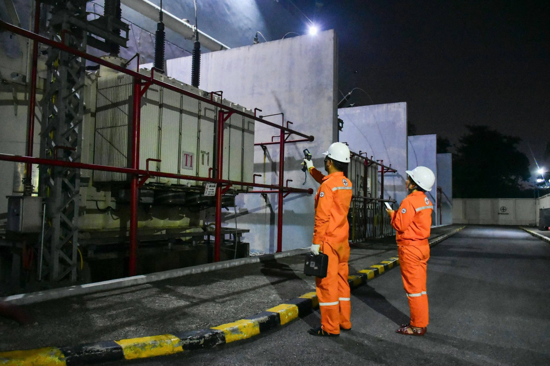 EVN Hà Nội khẳng định không cắt điện, hiện tượng mất điện gián đoạn là do nhu cầu sử dụng điện của người dân quá lớn - Ảnh: EVNHANOI