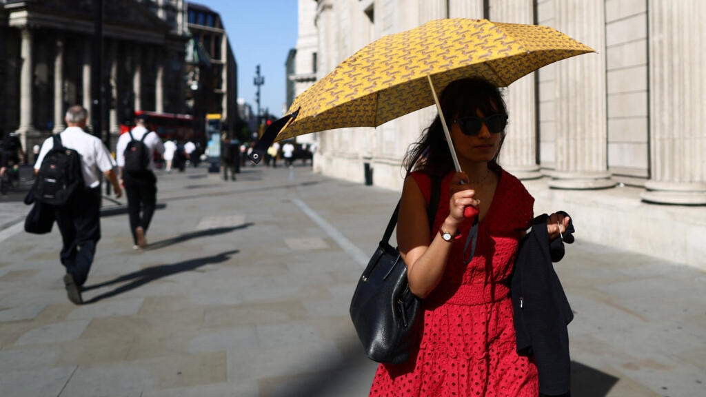 Nắng nóng gay gắt trên đường phố London (Anh) ngày 26/5/2026 - Ảnh: Reuters