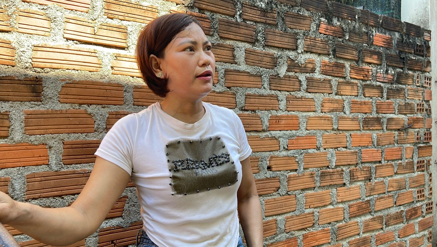Chị Nguyễn Thị Kim Hoàn được hỗ trợ 24.000 đồng nhưng chỉ nhận về 20.000 đồng vì không có tiền lẻ - Ảnh: Báo Thanh Niên