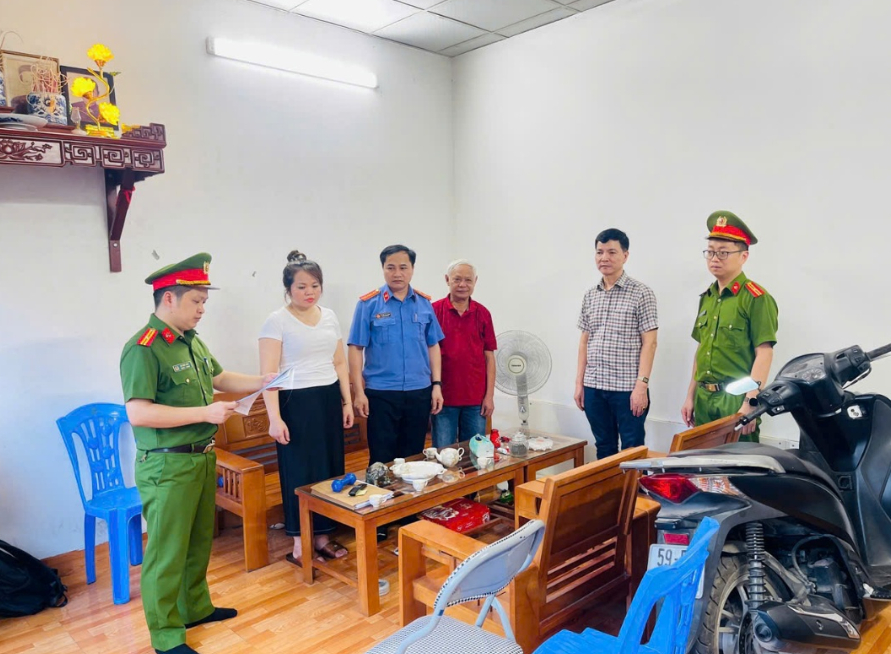 Cơ quan Cảnh sát điều tra Công an tỉnh Phú Thọ đã thi hành Quyết định khởi tố vụ án hình sự, đồng thời khởi tố bị can đối với Lý Hữu Khải - Giám đốc Công ty TNHH Tân Phú Ninh Hòa Bình, liên quan hành vi “Trốn thuế” theo quy định của pháp luật (Ảnh: CTTĐTCATPT)