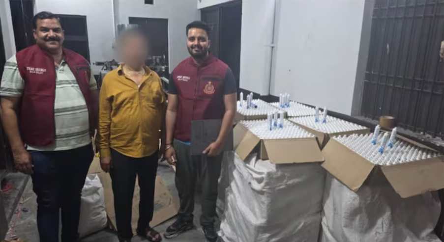Hàng nghìn tuýp kem đánh răng giả, cùng nguyên liệu sản xuất và nhiều máy móc đóng gói đã bị lực lượng cảnh sát thu giữ trong cuộc đột kích vào cơ sở sản xuất hàng giả