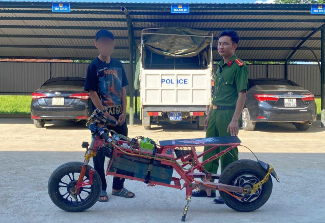 Học sinh lớp 9 và chiếc xe 