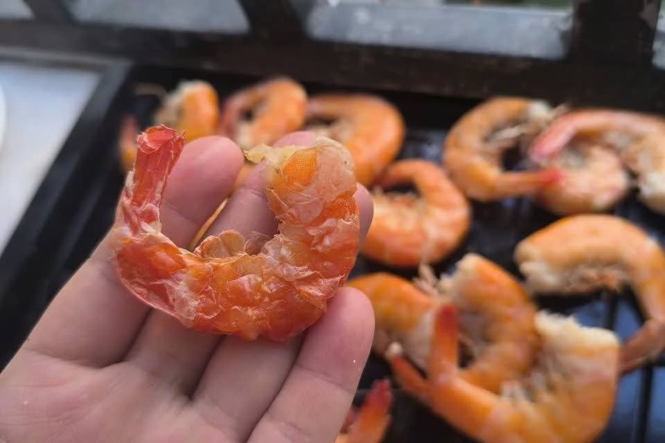 Không chỉ thịt lợn, tôm cũng được người dân 