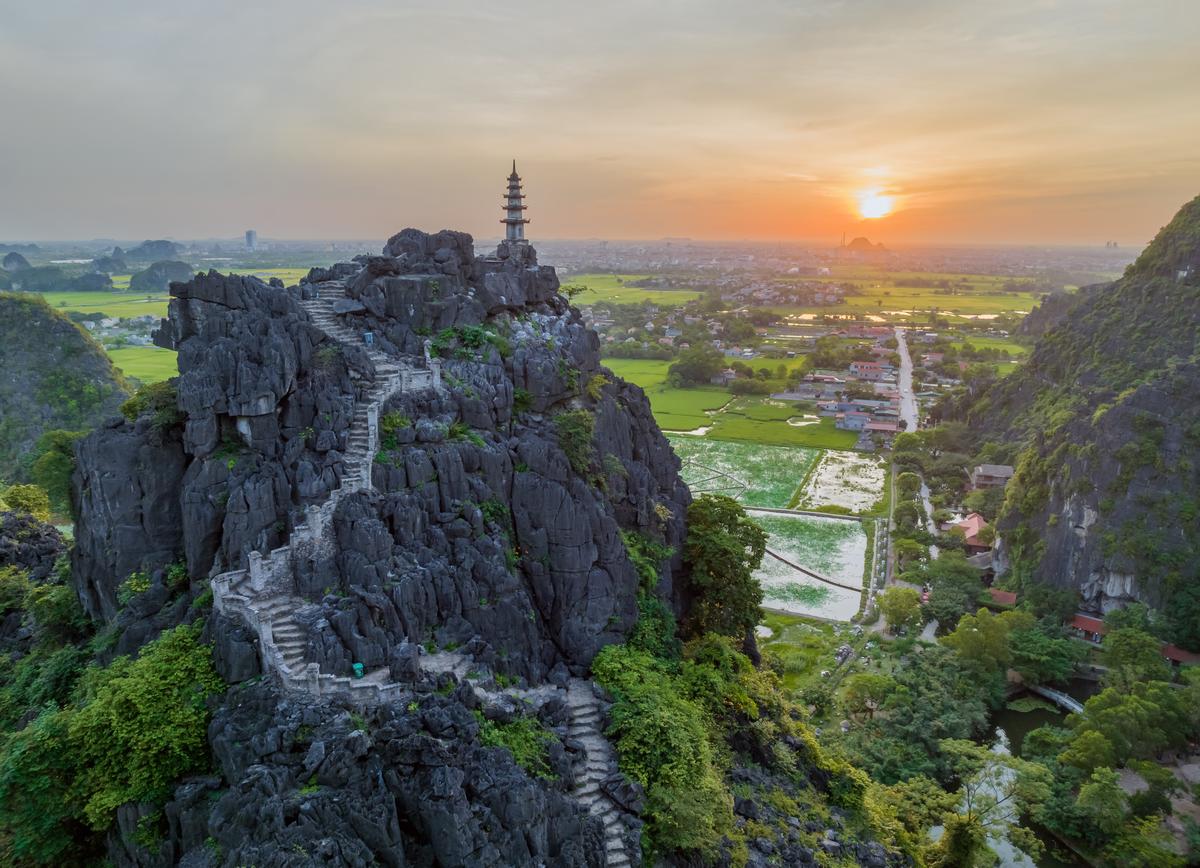 Hang Múa là địa điểm check in của nhiều du khách - Ảnh: bambooairways