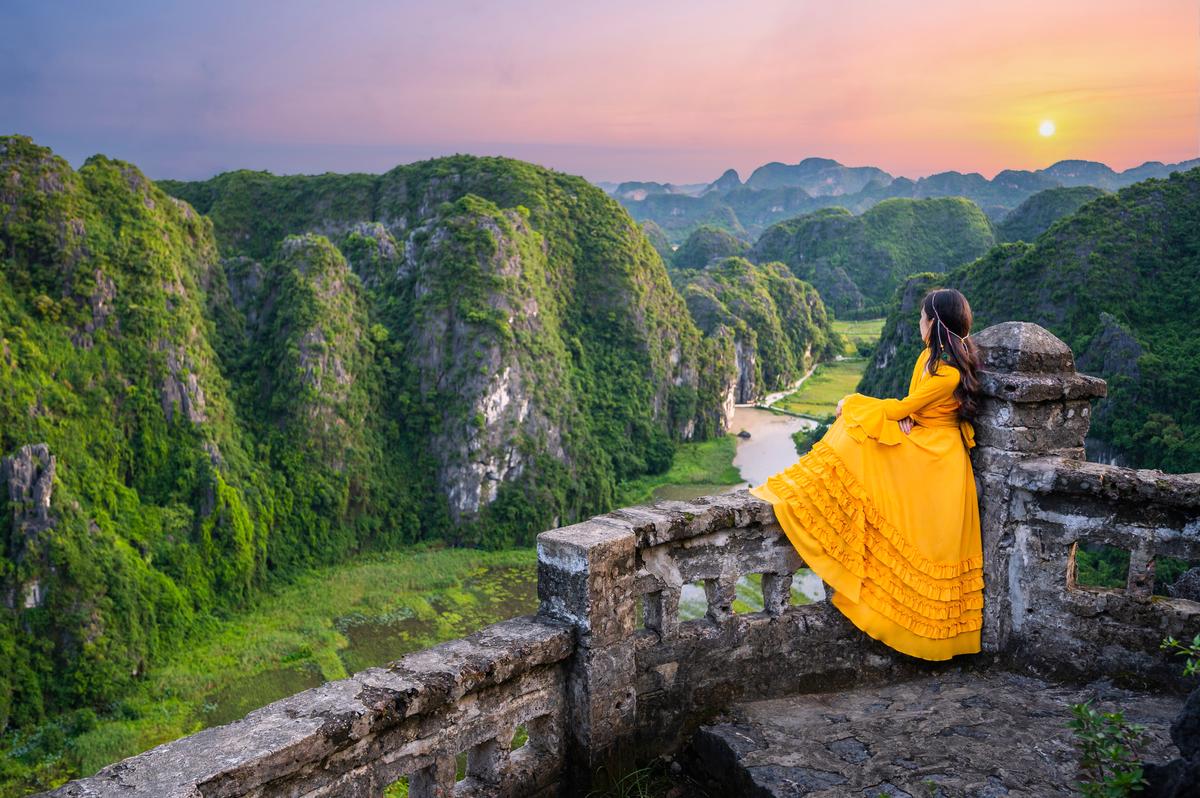 Từ đỉnh Hang Múa, bạn có thể thu gọn vẻ đẹp của Tam Cốc – Bích Động - Ảnh: bambooairways