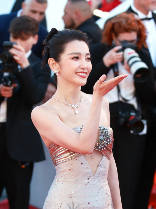 Vẻ đẹp rạng rỡ của Lý Băng Băng dù đã bước sang tuổi 53 - Instagram @libingbing