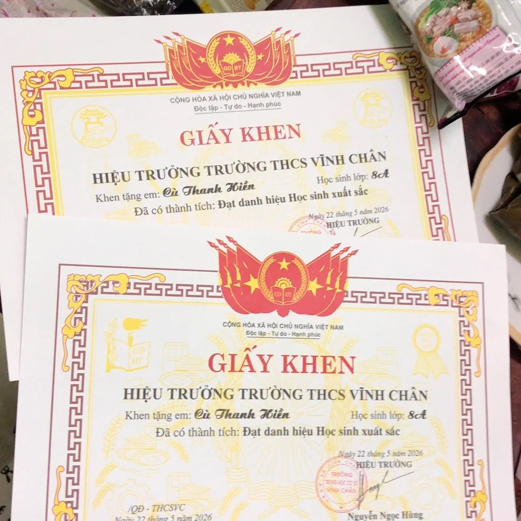 Có bạn chia sẻ đã nhận cùng lúc 2 giấy khen với nội dung giống hệt nhau.