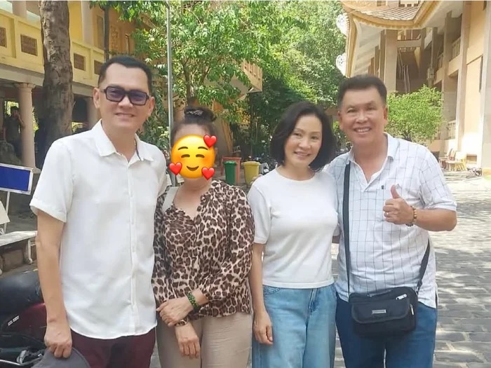 Hình ảnh Hồng Đào đi chùa cùng Hữu Châu.