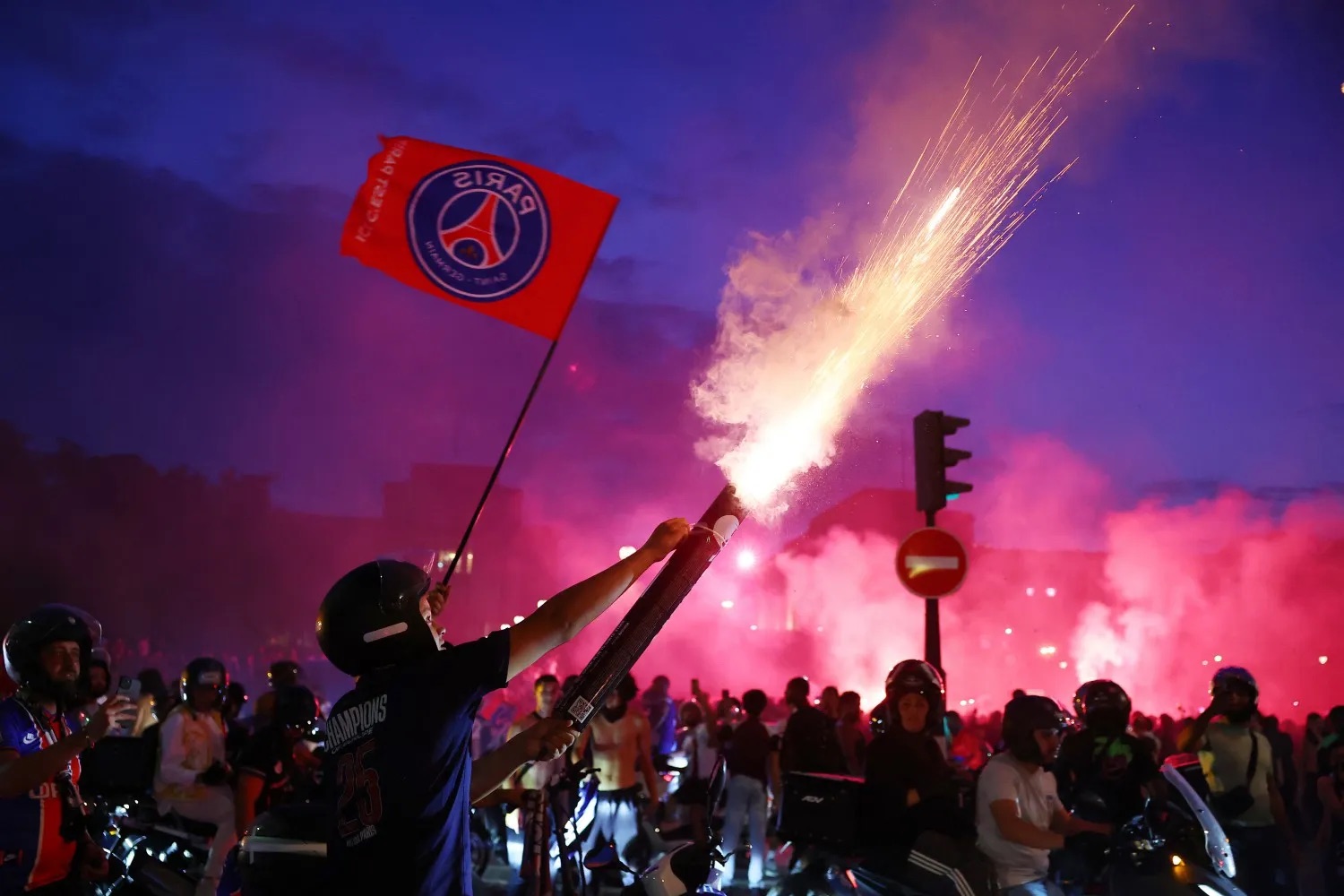 Cổ động viên quá khích.