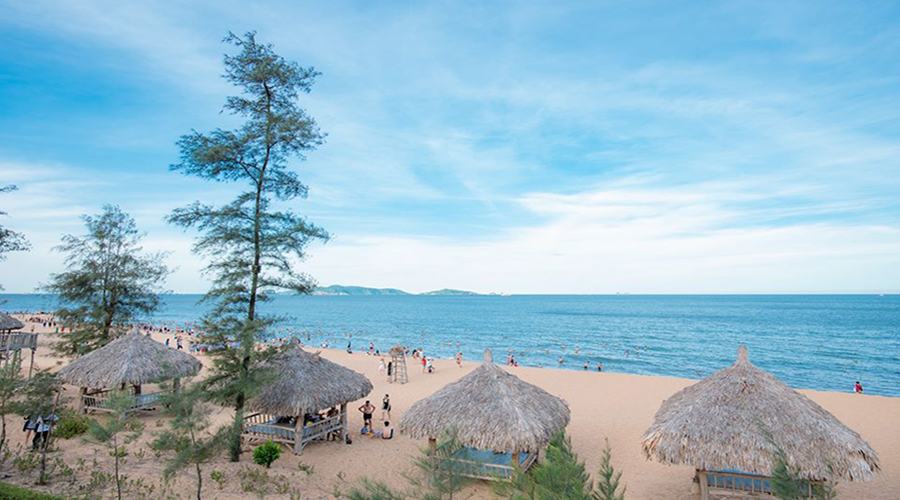 Không ồn ào, náo nhiệt như nhiều bãi biển nổi tiếng khác, nơi đây gây ấn tượng với làn nước trong xanh, bờ cát trắng trải dài, những ghềnh đá tự nhiên độc đáo cùng không gian làng chài bình yên ven biển (Ảnh: zoomtravel)
