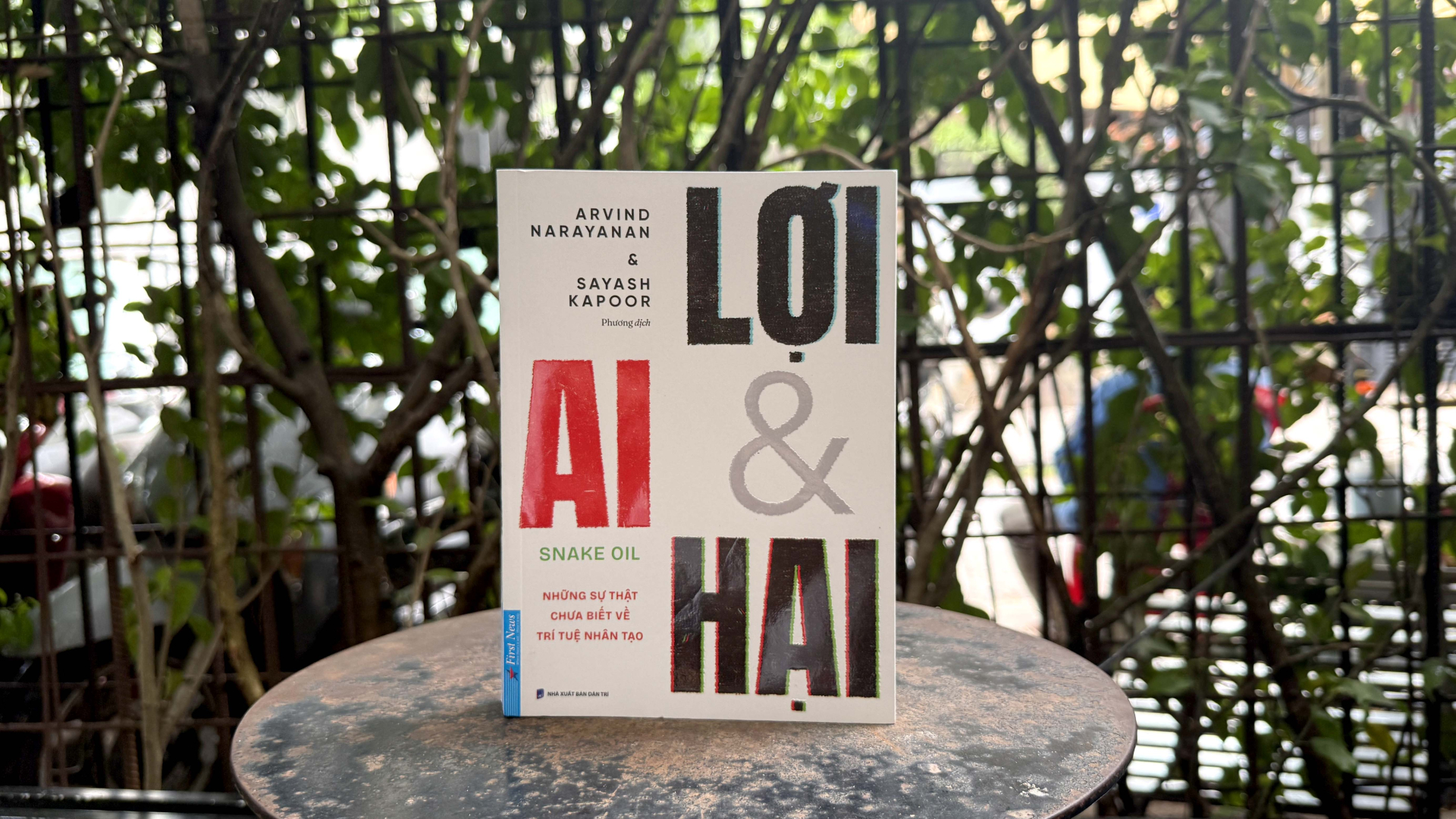 Cuốn AI - Lợi & Hại, bản dịch tại Việt Nam.