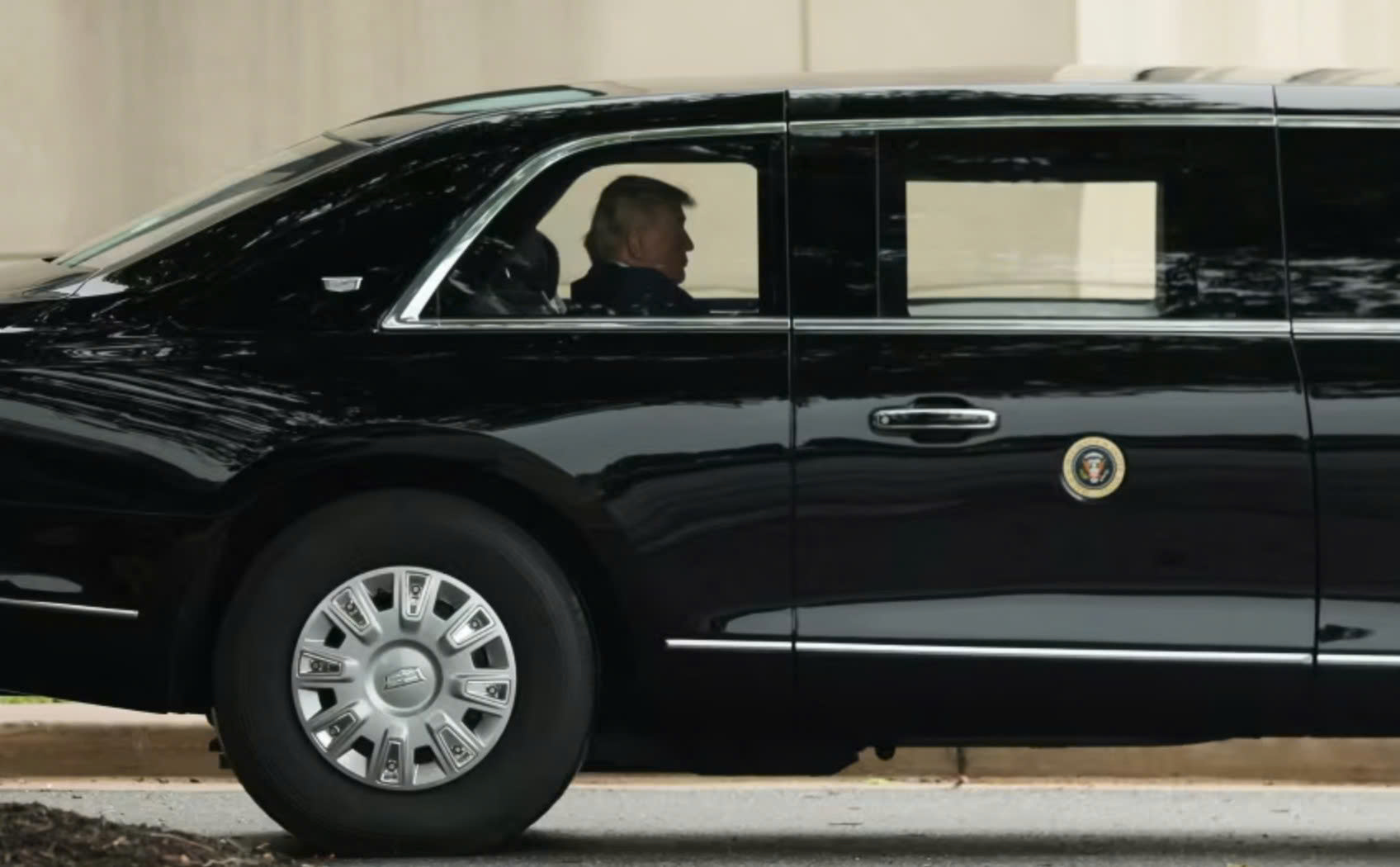 Tổng thống Donald Trump rời Trung tâm Y tế Quân sự Quốc gia Walter Reed để đến Nhà Trắng