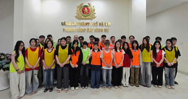 Nhóm đối tượng bị bắt giữ trong chuyên án quy mô lớn do Công an TP Hà Nội triệt phá (Ảnh: CATPHN)