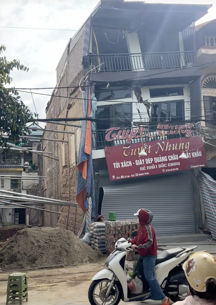 Vụ việc không chỉ gây thiệt hại lớn về tài sản mà còn khiến nhiều người dân lo lắng về rủi ro an toàn trong xây dựng nhà ở khu dân cư đông đúc
