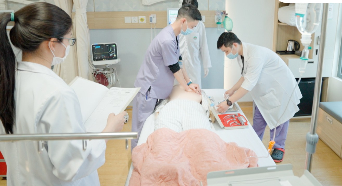 Cần cấp cứu ngay với những trường hợp nghi ngờ sốc nhiệt, đột quỵ - Ảnh: BVCC