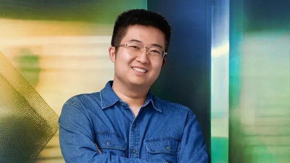 Simon Song từng là trợ lý cho một