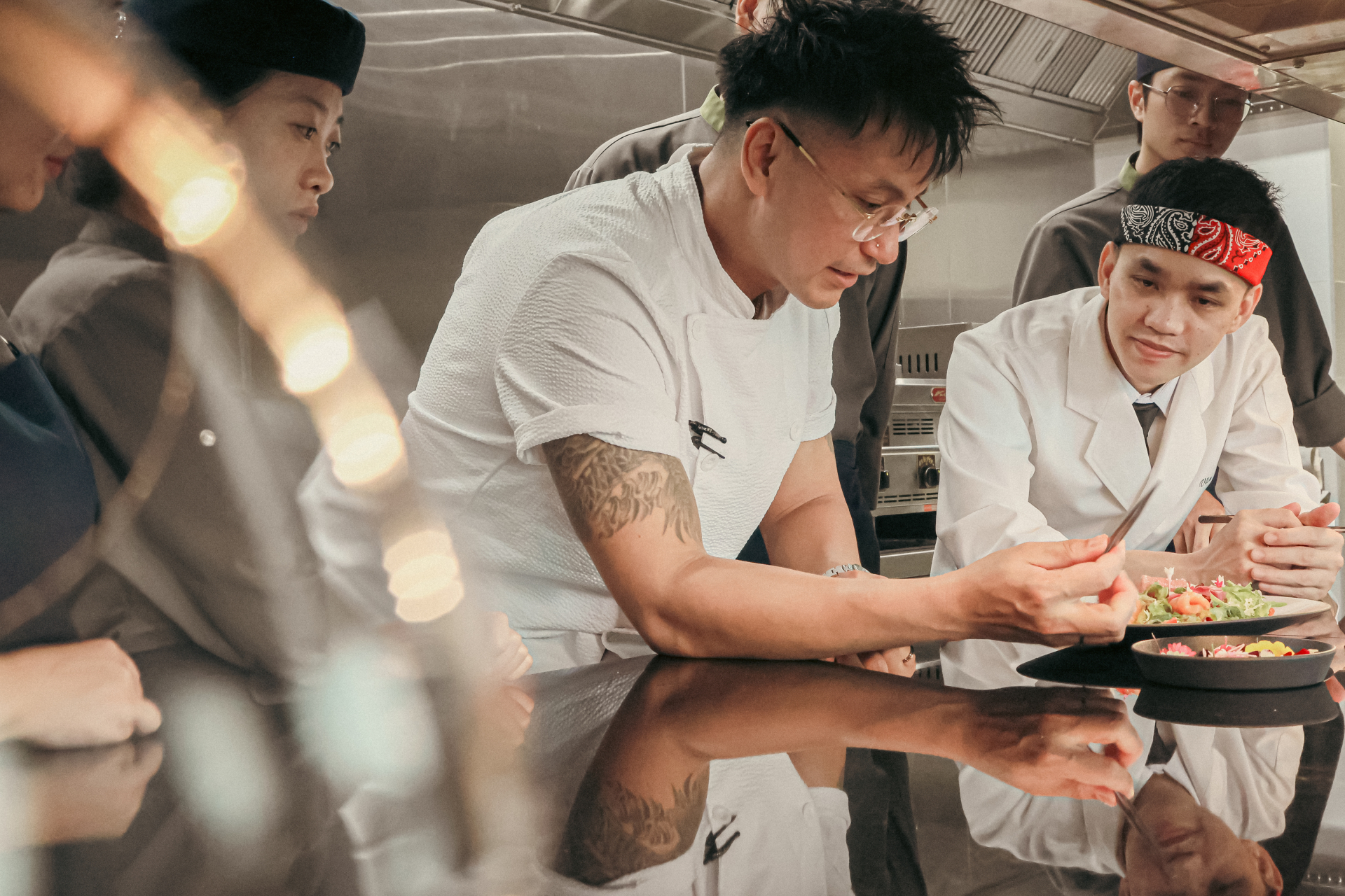 Bếp trưởng Andy Huỳnh ( thứ hai từ trái sang)