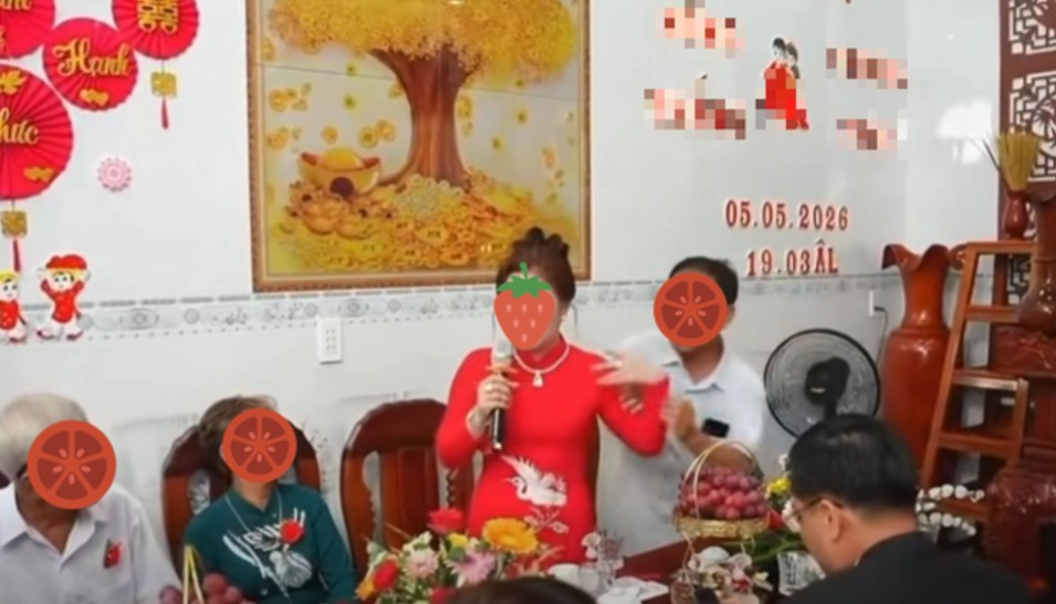 Người đàn ông cố ngăn cản người phụ nữ đòi quà nhưng không thành công