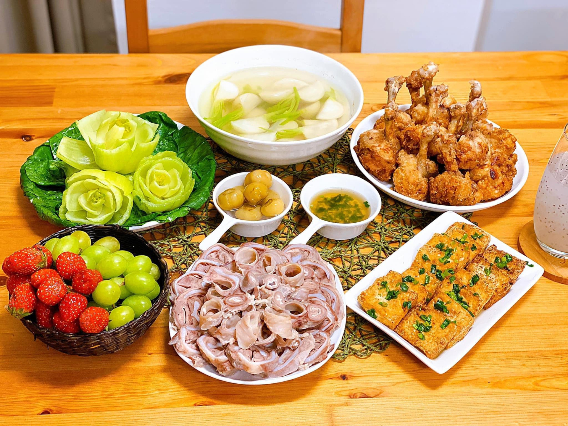 Những bữa cơm gia đình đầy ắp luôn khiến ai nhìn cũng trầm trồ.