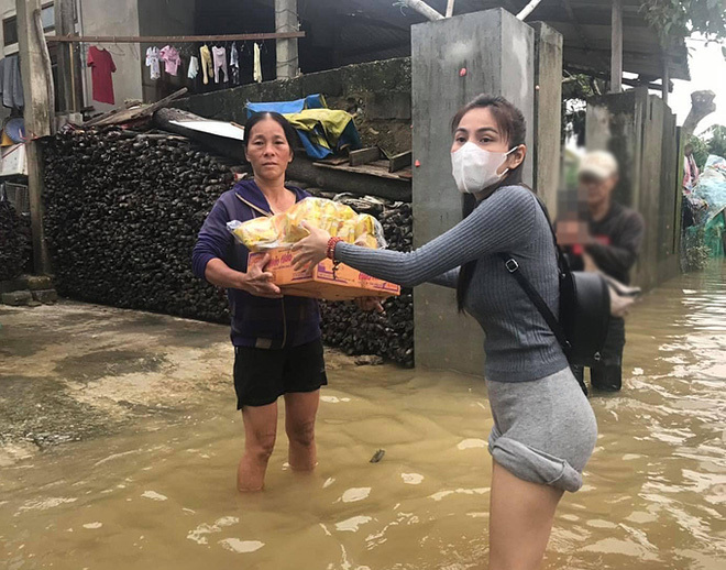 Thủy Tiên không ngại xắn ống quần đến trao tận tay tiền hỗ trợ cho bà con.