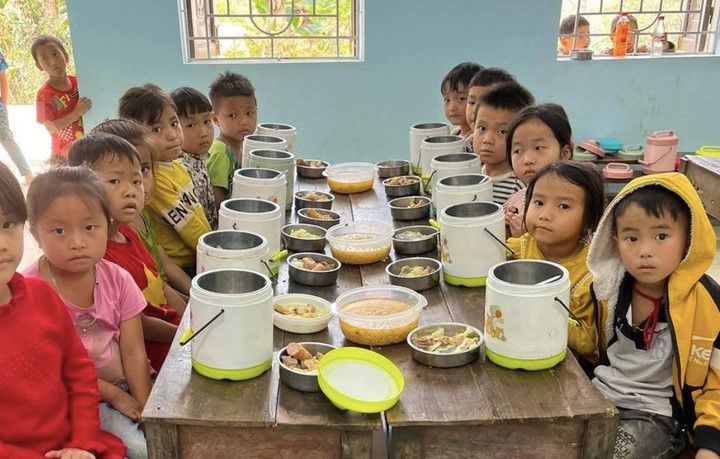 Những bữa ăn của các em học sinh vùng cao.