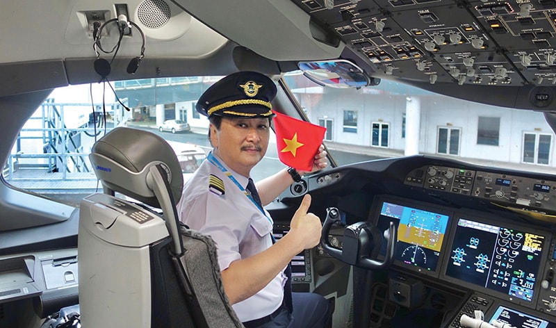 Cơ trưởng Nguyễn Nam Liên trong khoang lái. Ảnh: Tạp chí Hàng không.