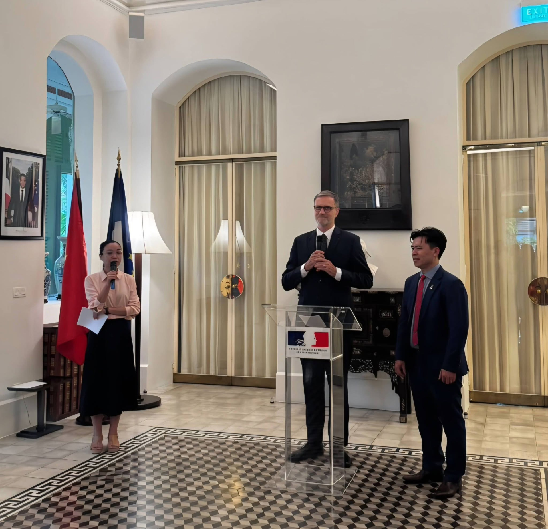 GS.TS. Đỗ Văn Đại được trao tặng Huân chương Cành cọ Hàn lâm. Ảnh: Olivier Đại Sứ Pháp.